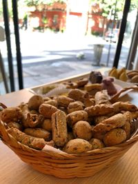 Cesta com variedade de pães